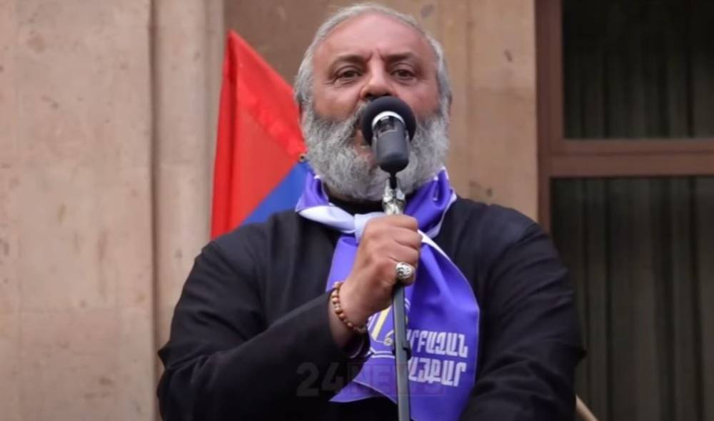 Կարող եմ իմ ոտքով գնալ կալանավայր, չեն կարող վախեցնել, ո՞վ եք ընդհանրապես. Սրբազան