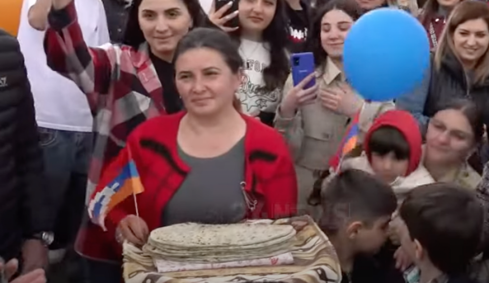Ապրի Սևանը, էս մարդիկ մեզ պահել են, երբ ուսանող էինք. Բագրատ Սրբազանին դիմավորեցին աղ ու հացով