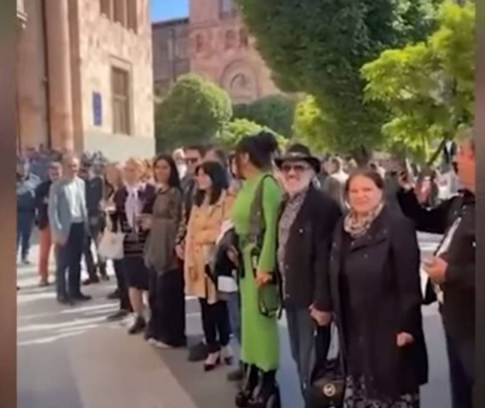 Արվեստի գործիչները «Երազ իմ երկիրը» երգեցին կառավարության շենքի դիմաց