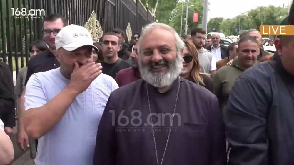 Մեծաթիվ ոստիկաններ կենտրոնացված են Ազգային ժողովի շենքի բակում