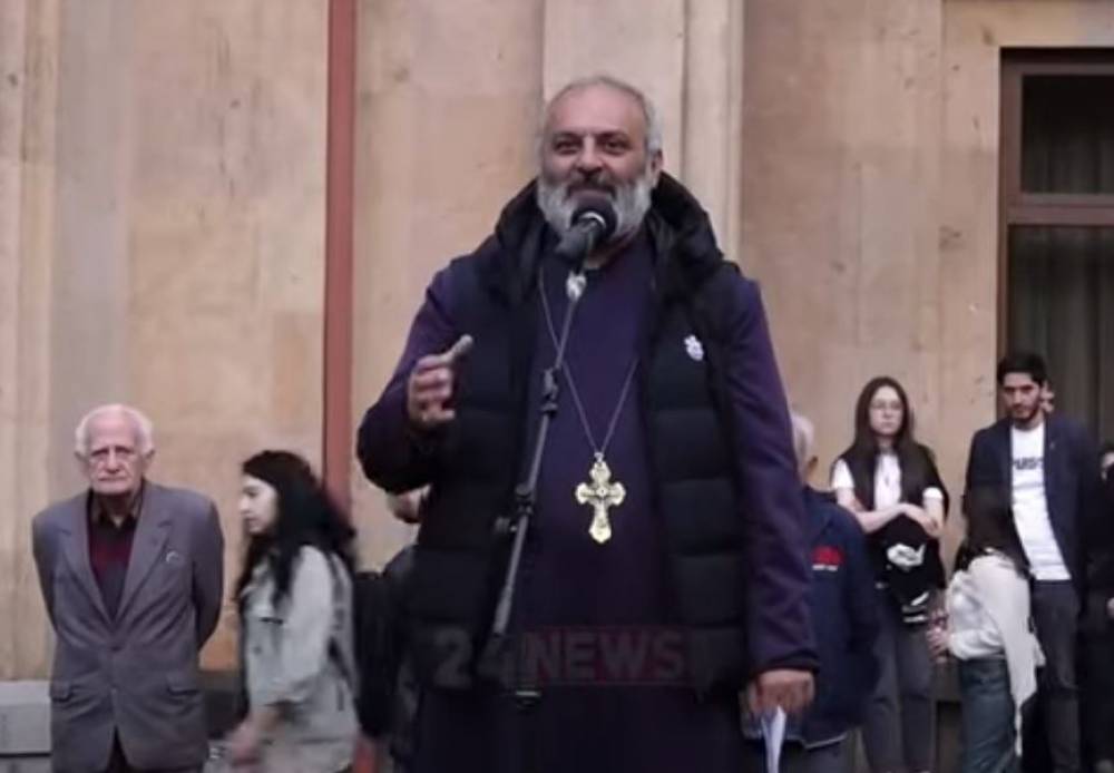 3 դիպլոմ ունեմ, ինձ ոչ ոք չի նվիրել. Սրբազան (տեսանյութ)