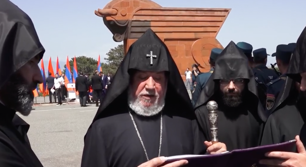 Հայոց Հայրապետն այցելեց Սարդարապատի հուշահամալիր՝ հաղթահարելով ոստիկանական պատնեշները (տեսանյութ)