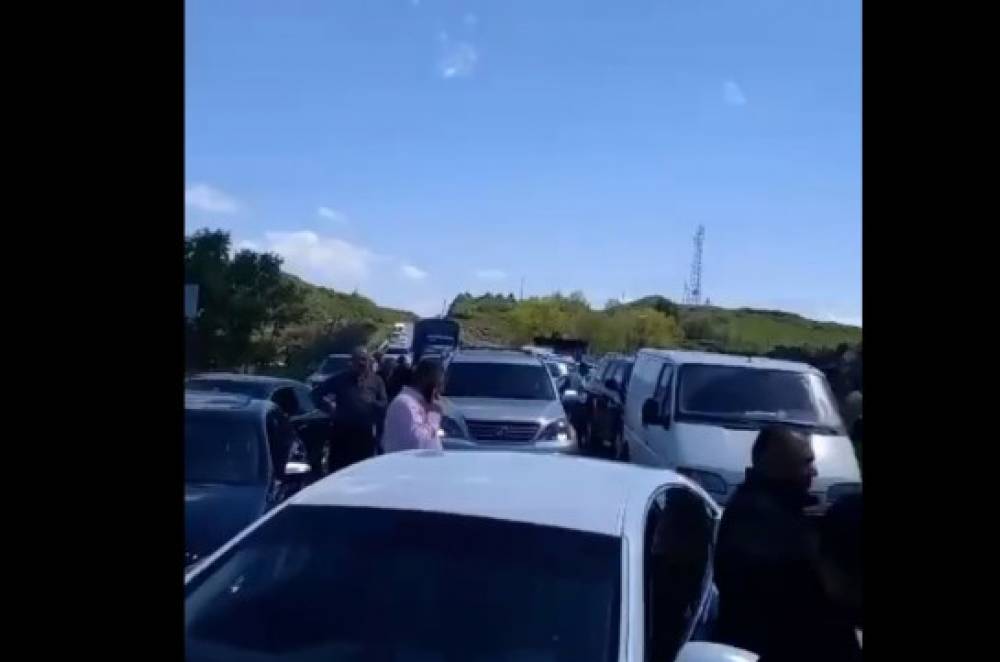 Երևան-Վարդենիս ճանապարհը փակած քաղաքացիները ավտոերթով կգան մայրաքաղաք՝ միանալու Բագրատ Սրբազանի առաջնորդած պայքարին (Տեսանյութ)