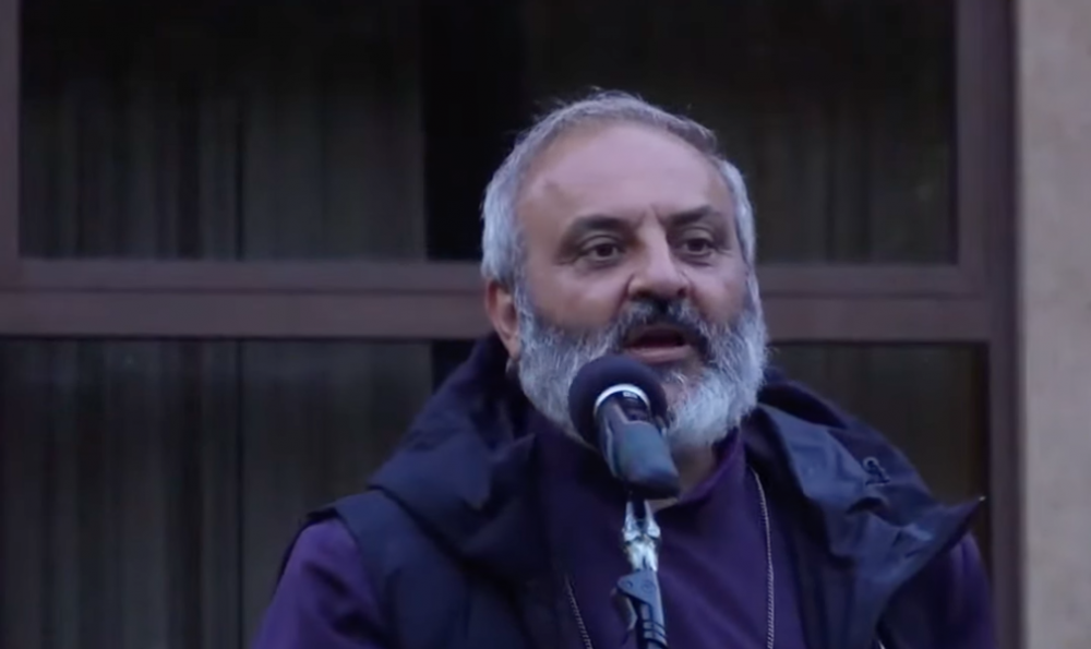 Վեհափառի առաջ ծնկի եմ գալու, որ թույլ տա հատուցման պահանջ դնենք, մեր հարկերից են պարգևավճար ստանում. Բագրատ Սրբազան (տեսանյութ)