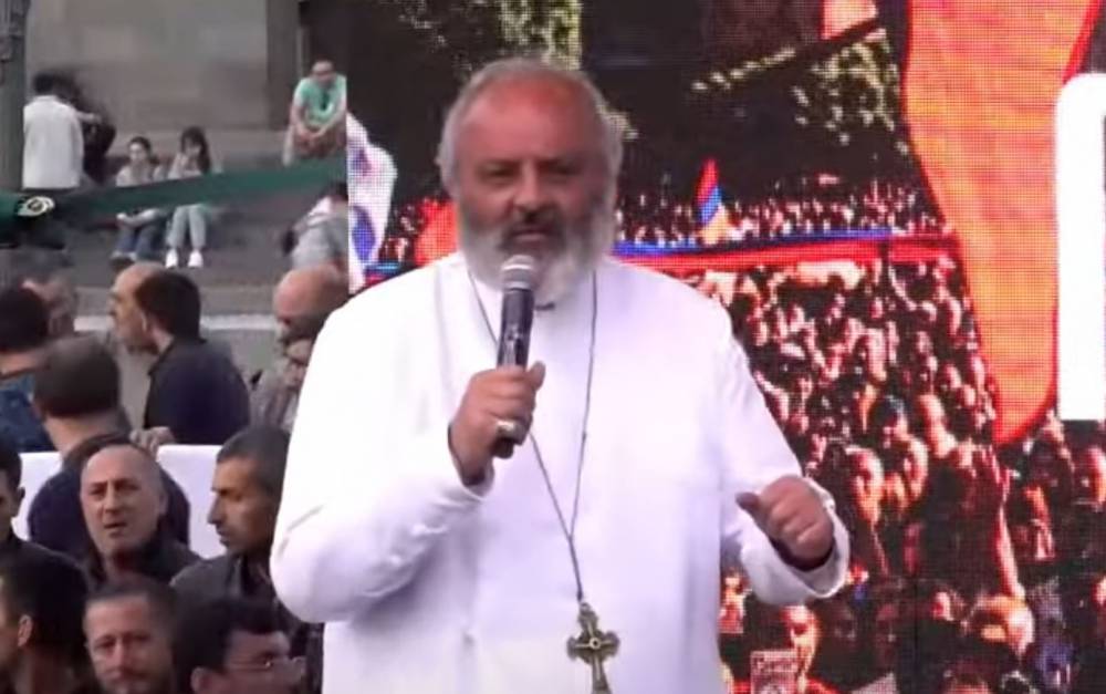 Մկանները լավ լարեք, երիտասարդնե'ր, շուտով գործողություններ ենք անելու, մի' մտածեք․ Սրբազան