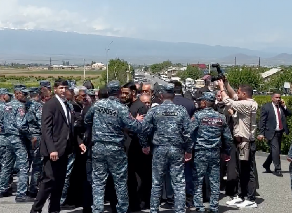 ՀԵՆՑ ՀԻՄԱ. Ոստիկաններն արգելում են Ամենայն Հայոց Հայրապետի մուտքը Սարդարապատ
