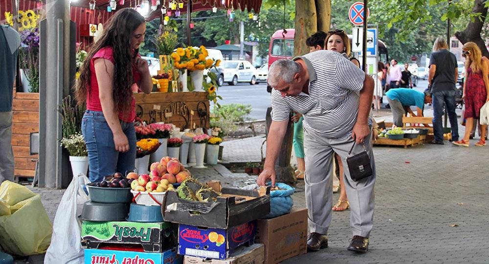 Չնայած արգելքին՝ քաղաքացիները շարունակում են զբաղվել փողոցային առևտրով․ ստուգայց Նոր Նորք վարչական շրջանում (վիդեո)