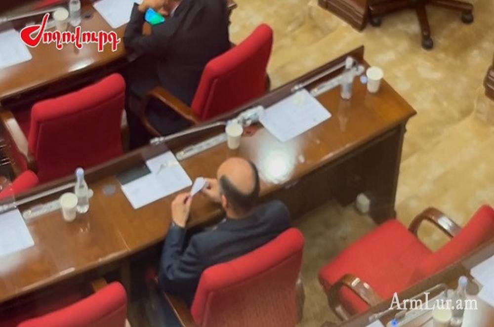 ՔՊ-ական Հայկ Ցիրունյանն ԱԺ-ի նիստի ժամանակ անգործությունից դրդված՝ թղթե ինքնաթիռ է պատրաստում (Տեսանյութ)