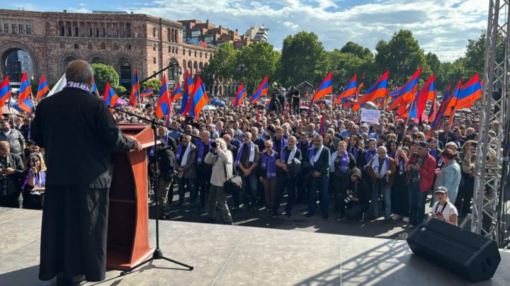 Հանրահավաքը մեկնարկեց մեկ րոպե լռությամբ ու աղոթքով