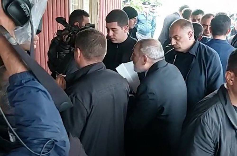 «Իմ հայրենիքից 1 սմ տվող տղեն կյանքով ա պատասխան տալու». Փաշինյանի հանդիպումը լարված մթնոլորտում է անցնում