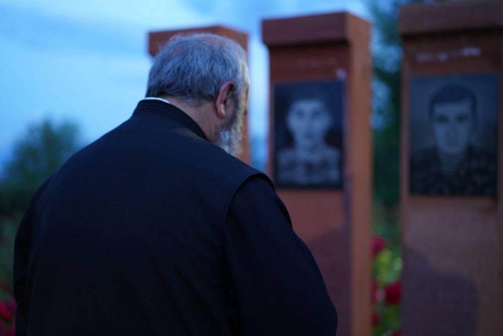 «Երանի արժանի լինենք նրանց»․ Բագրատ Սրբազանը իր խոնարհումը բերեց հանուն հայրենիքի իրենց կյանքը զոհած հերոսներին