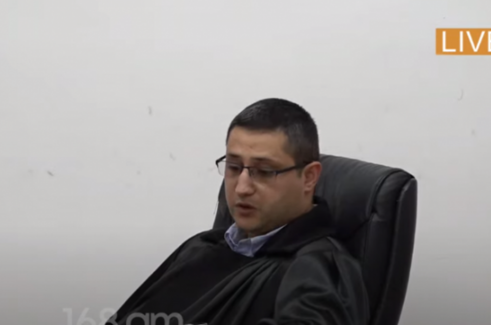 Քաղբանտարկյալներ Վազգեն Սաղաթելյանի ու Նարեկ Սամսոնյանի դատը հետաձգվեց. Դատավորն ինքնաբացարկ հայտնեց