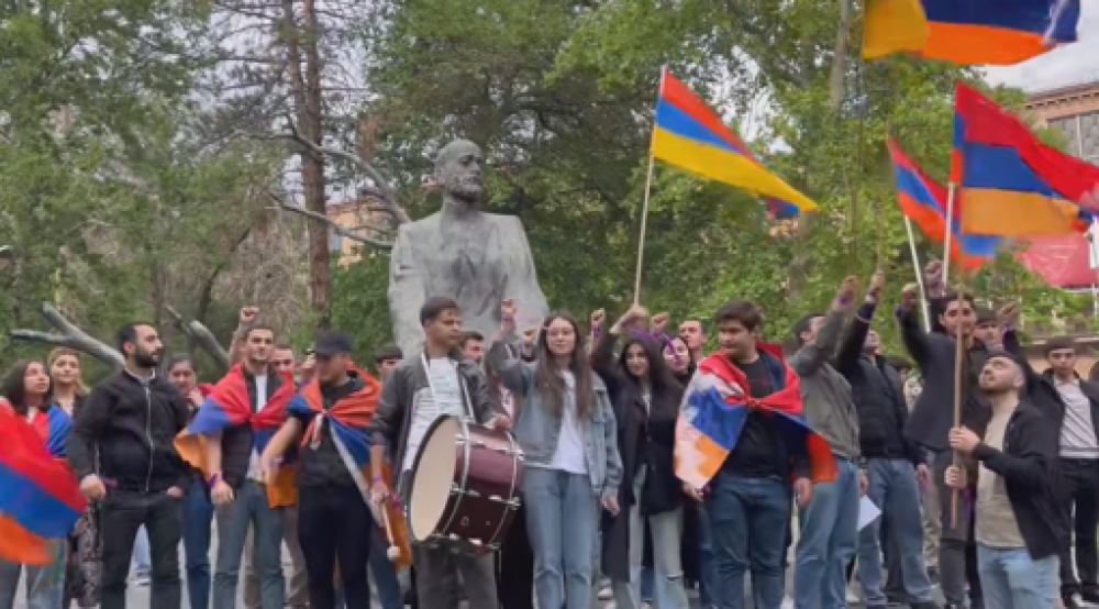 «Հայ, Հայաստան, Հայրենիք ու Աստված»․ երիտասարդների իրազեկման ակցիան՝ հանրահավաքին ընդառաջ