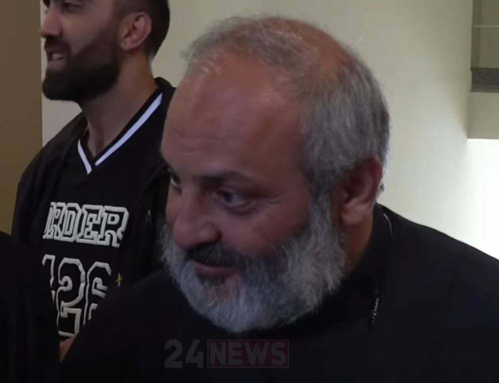 «Ne oldu Փաշինյան» երգ չկա՞, Ալիևը նրան հարբեցող ծաղրածու չի՞ ասում. Սրբազանը՝ իշխանական լրագրողին