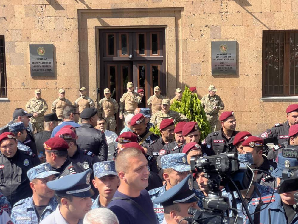 Ոստիկանական ուժեր են կուտակվում ՆԳՆ շենքի առջև