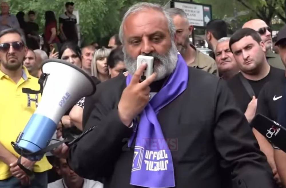 Փախե՞լ է շենքից, վայ ձյուն գա գլխիդ, ամոթ, ես իր տեղը լինեի՝ ինձ կսպանեի. Բագրատ Սրբազան (տեսանյութ)