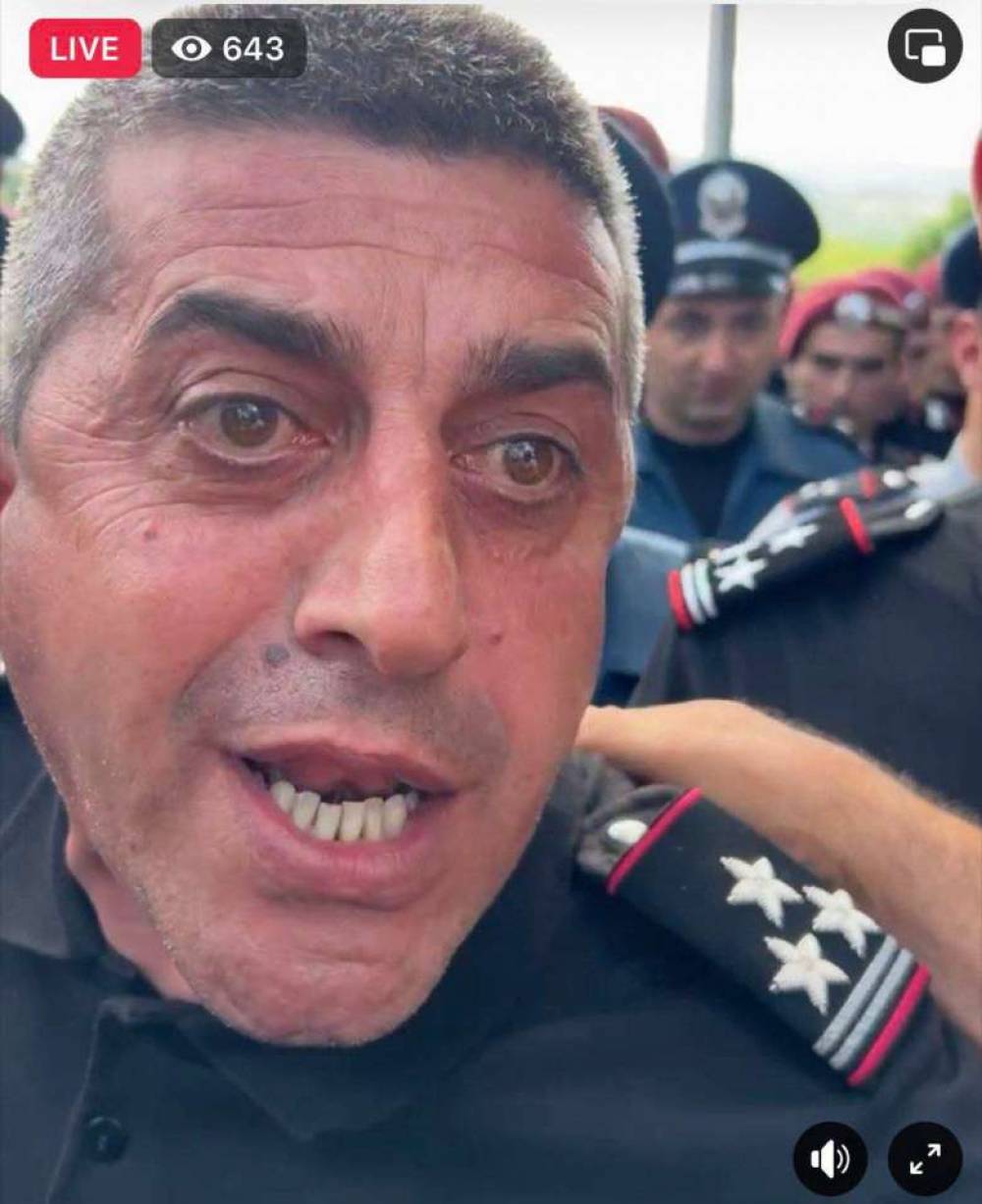 Գնդապետ Արթուր Զաքարյանը պատգամավորների նկատմամբ ցուցաբերում է փողոցայինին հատուկ խուլիգանի վարքագիծ