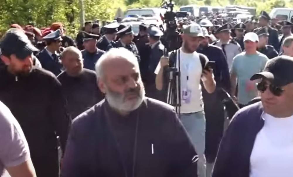 Թույլ չտաք հարձակվեն մարդկանց վրա, տղե'րք ջան, դուք էլ եք տուժած, լա’վ եղեք. Սրբազանը` ոստիկաններին
