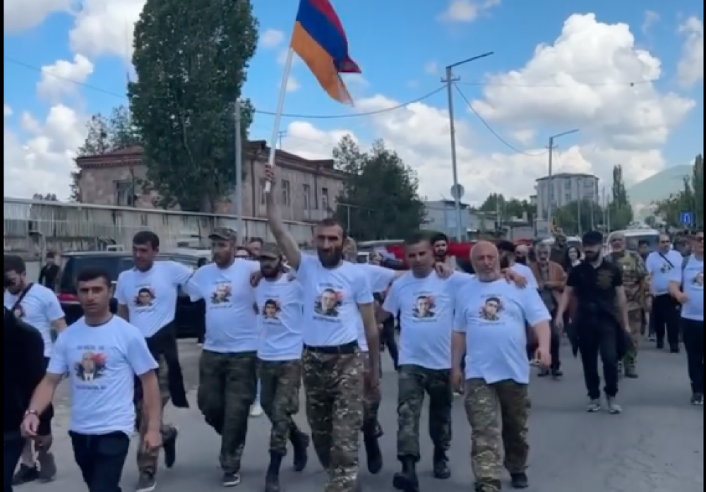 Երթի առջևից քայլում են 44֊օրյա պատերազմի մասնակիցները, որոնք կրում են իրենց զոհված ընկերների նկարներով շապիկներ (տեսանյութ)