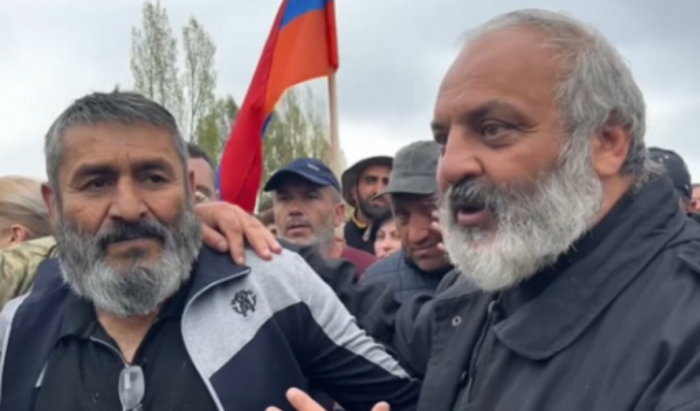 Նահատակված Արամ Ղուլարյանի հայրը վիրահատությունից հետո միացել է երթին