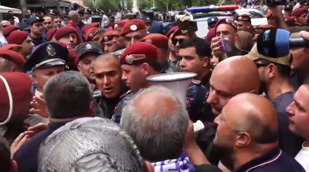 «Արա, ու՞մ վրա ես կայֆավատ լինում», «Հանգստացի հլը, արա». լարված իրավիճակ (տեսանյութ)