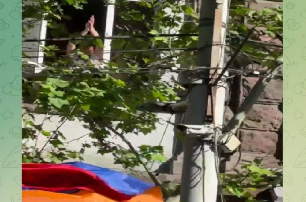 Քաղաքացիները պատշգամբներից ողջունում են երթի մասնակիցներին