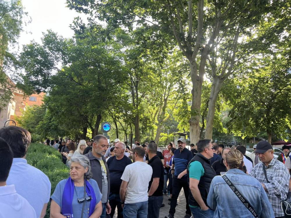 Սուրբ Աննա եկեղեցու բակն արդեն բազմամարդ է․ Սրբազանի կոչով մարդիկ հավաքվում են