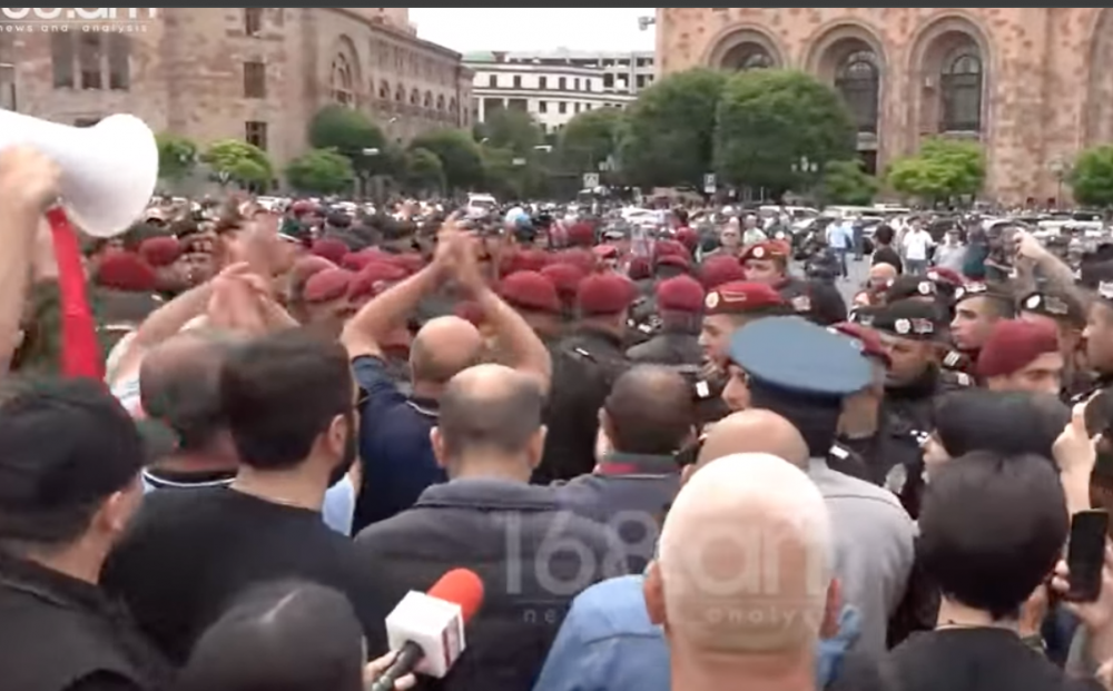 Դուրս, դուրս. ժողովուրդը կարմիրբերետավորներին փորձում է հանել Հրապարակից. նրանք դիմադրում են (տեսանյութ)