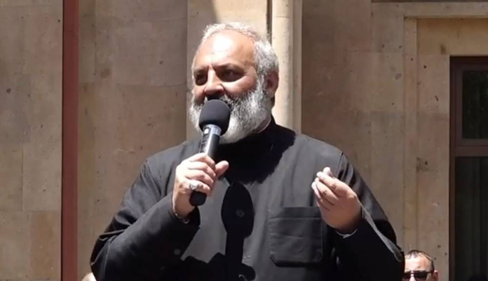 Տղա'ս, դու նախկին ես, դու գործ այլևս չունես, աշխատանքից ազատված ես. Սրբազանը՝ Փաշինյանին