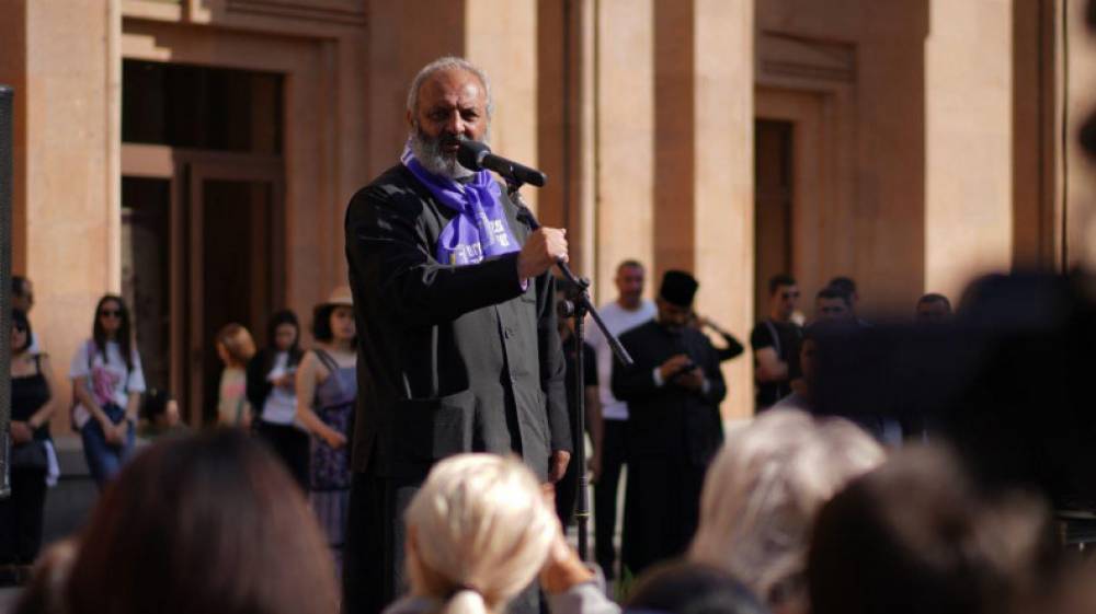 Քաղաքացիները Բագրատ Սրբազանի առաջնորդությամբ երթով գնում են ՆԳՆ