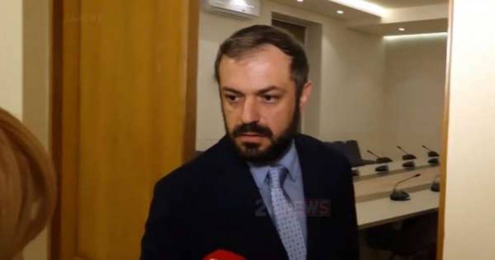 Պապոյանը հունից դուրս եկավ, հերքում է, որ կինը «անասուն» բառով է բնութագրել Սրբազանի Շարժման անձանց (տեսանյութ)