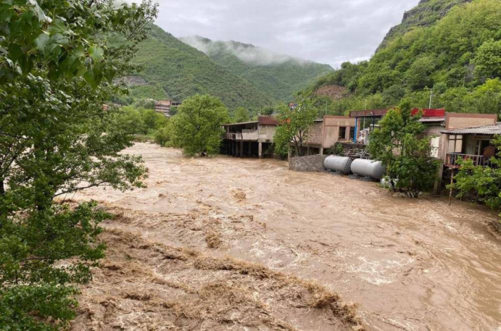 Ալավերդիում աղետ է. վարարած Դեբեդ գետն իր ճանապարհին քշել-տարել է ամեն բան (լուսանկարներ, տեսանյութեր)