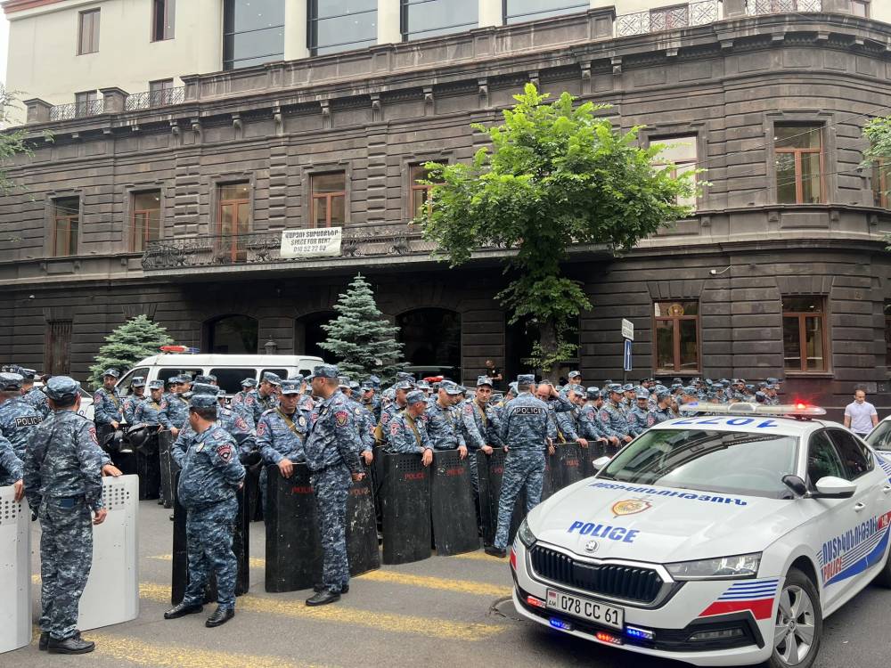 Ոստիկանական մեծ ուժեր են կուտակվում կառավարության մոտ