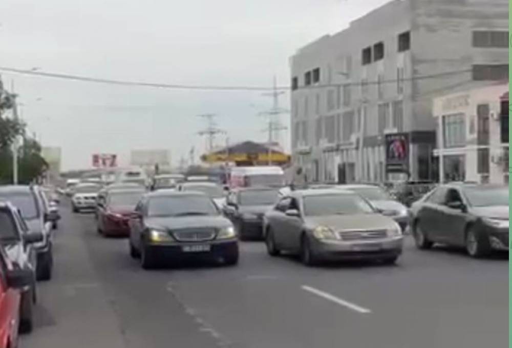 Բագրատ Սրբազանի կոչով՝ քաղաքացիները մեքենաներով հավաքվում են կառավարության մոտ․ տեսանյութ