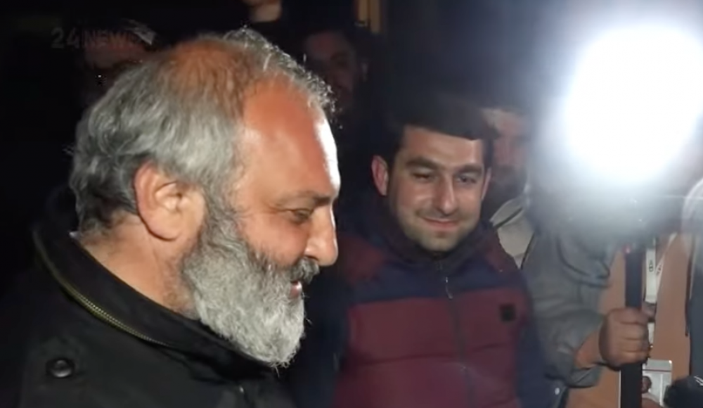 Մեր հերոսների լույսն է, թող մեր աչքերը բացվեն. Սրբազանին նվիրեցին բեկորներից պատրաստված նուռ (տեսանյութ)