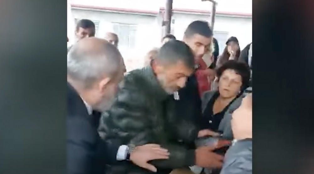 Հայրենիքս ու գերեզմանս ո՞ւմ ես տալիս, ինձ տուն մի տուր. կիրանցեցին՝ քարտեզը դեմը փռած Փաշինյանին (տեսանյութ)