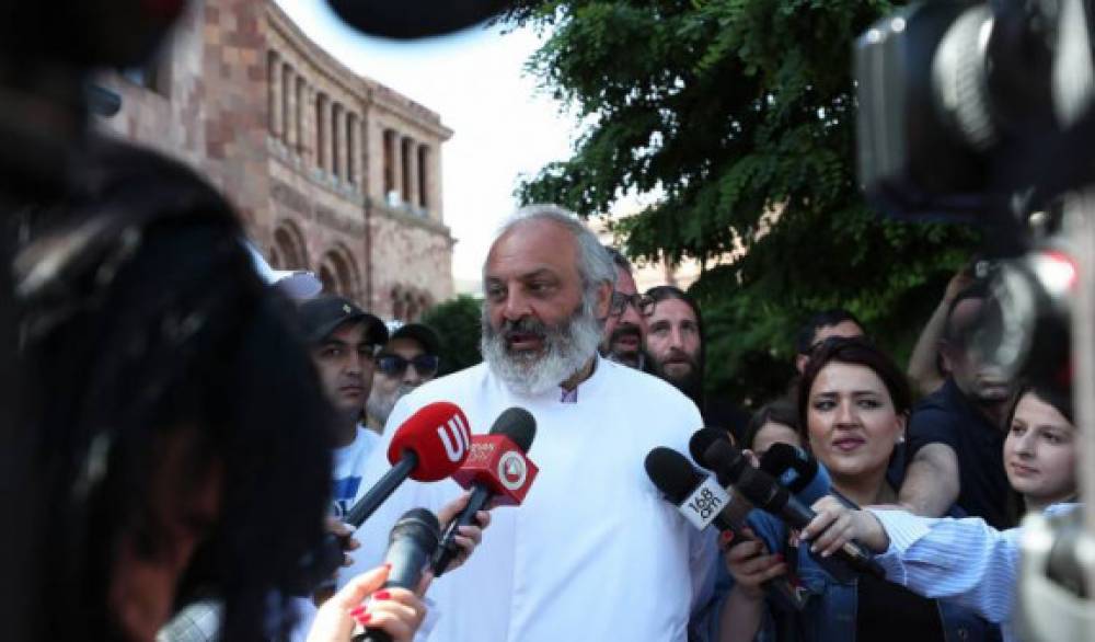 Ինչ է քննարկել արքեպիսկոպոսը պատգամավորների հետ․ «Հրապարակ»