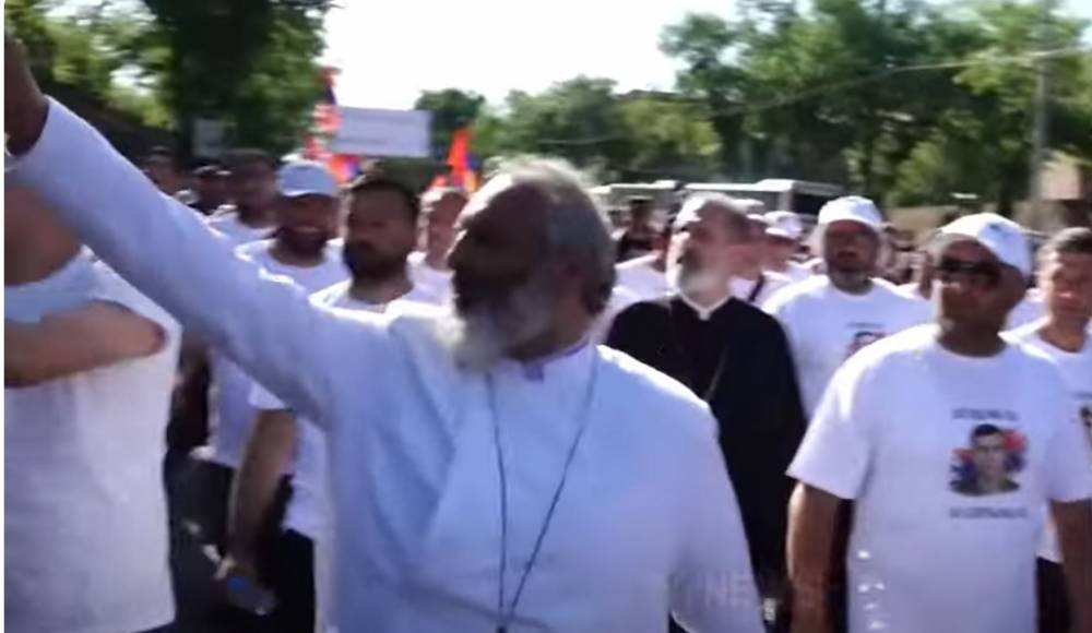 «Տղե'րք, բարի օր, լա՞վ եք», «Հայաստա'ն, Հայաստա'ն». Սրբազանի գլխավորած երթը մոտենում է հրապարակին
