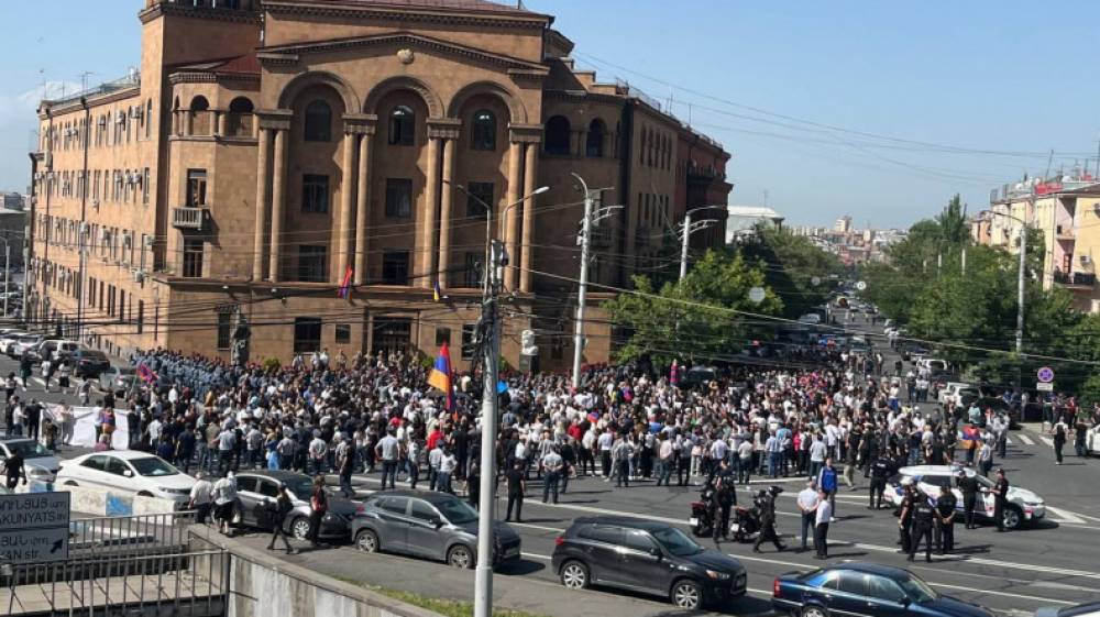Մեր թիրախը ներքին գործերի նախարարը չէ, մեր երկրում կա մեկը, որը խանգարում է մեր կյանքի ներդաշնակությանը. Սրբազանը՝ ՆԳՆ դիմաց