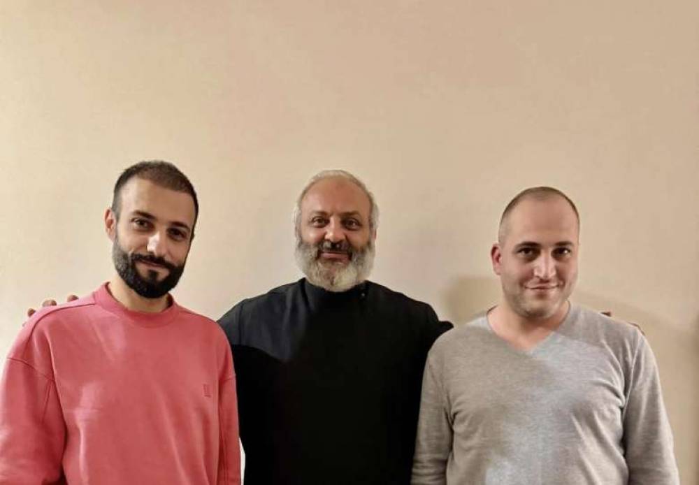 Ասում են Սրբազանին հանդիպողների վրա քրգործեր են հարուցում ու կալանավորում, դե ես ու Վազգենն արդեն կալանավորվել էինք «հանգիստ խղճով» հանդիպեցինք. քաղբանտարկյալ Նարեկ Սամսոնյան