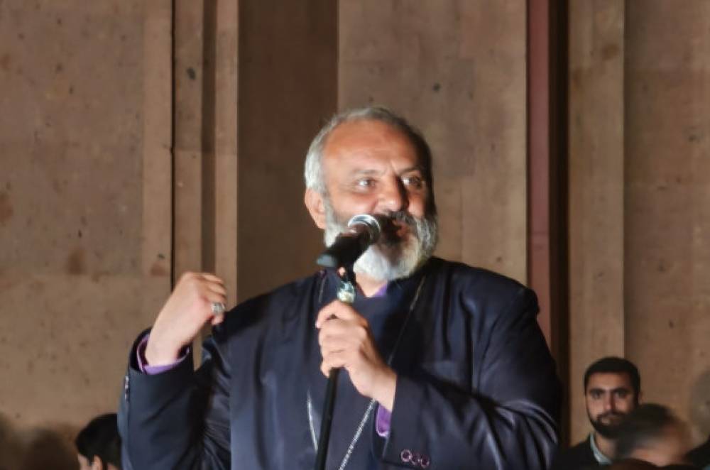 Ո՞վ է զորքերի հետքաշման հրամանը տալիս․ Մհեր Գրիգորյանի գլխավորած հանձնաժողովը դրա իրավունքը չունի․ ՀՀ սահմաններում գտնվող տարածքները հանձնելը հանցագործություն է