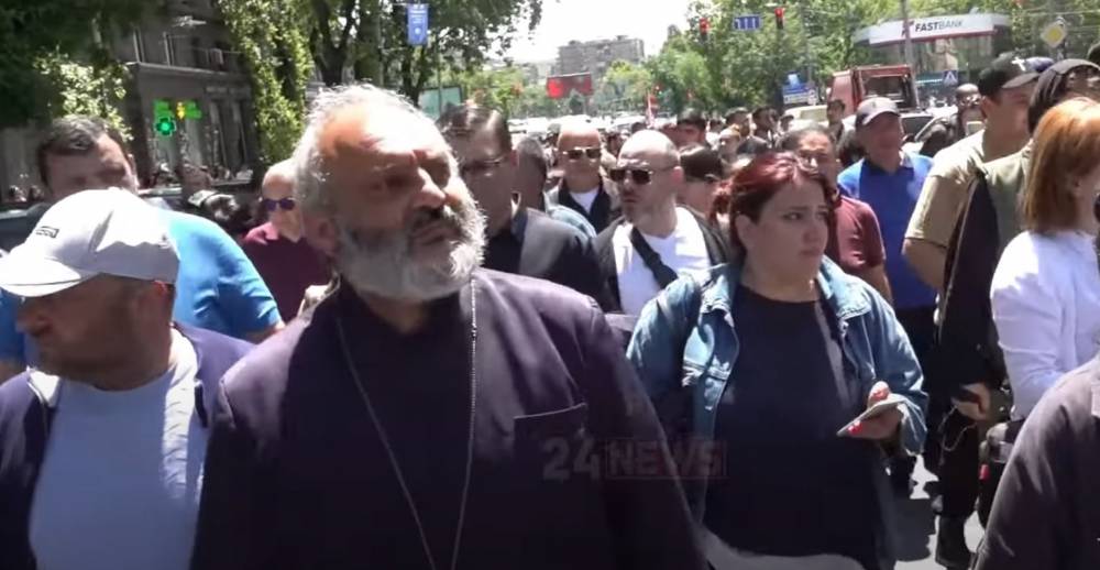 Բարև ձեզ, լա՞վ եք. Սրբազանը «Գրողների միությունում» է, նրան դիմավորեցին միության անդամները