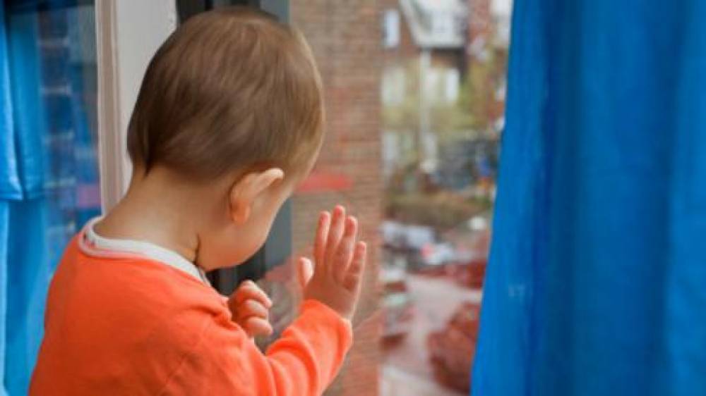 2-ամյա երեխան մայրիկի մազերի վրայից հանել է մետաղական հերակալը և մտցրել էլեկտրական վարդակի մեջ