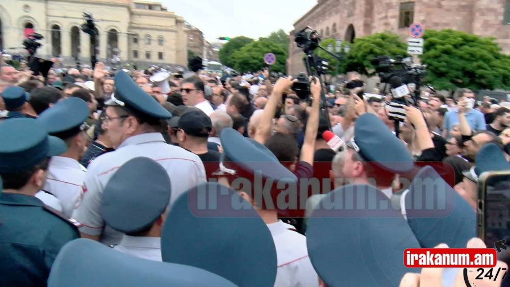 «Արա մի արեք», «Նիկոլը պիտի հեռանա»․ քաշքշուկ հրապարակում
