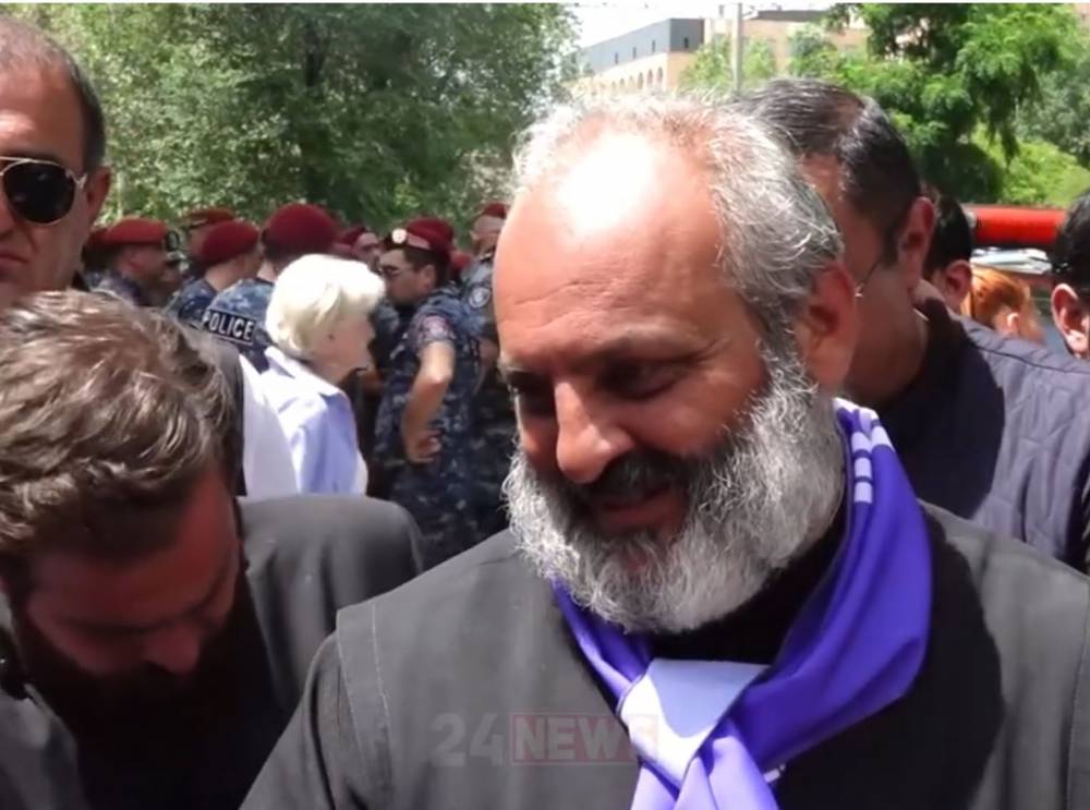 Դա ո՞վ ա, իրեն բարձր տեխնոլոգիայից էլ դաս կտամ, բիոէթիկայից էլ, մարդ ա՞. Սրբազանը՝ ԲՏԱ փոխնախարարին