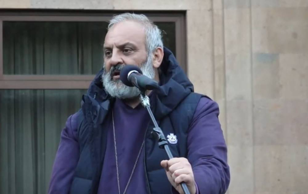Մուրացկանի պես սրա-նրա դռներն ընկած խաղաղություն են մուրում, բերում ժողովրդի վզին փաթաթում. Սրբազան