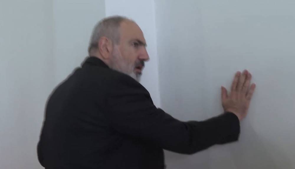 Փաշինյանն Արագածի դպրոցում ստուգել է ծորակներն ու պատերի ներկը (տեսանյութ)