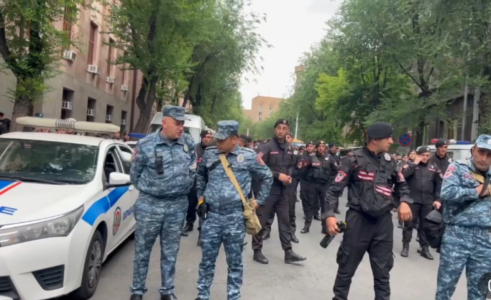 ՀՐԱՏԱՊ . Ոստիկանները պատրաստվում են հատուկ միջոցներ կիրառել հրապարակում հավաքված ժողովրդի դեմ
