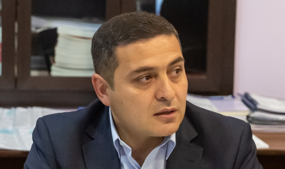 ԵՊՀ դասախոս Մենուա Սողոմոնյանը հայտարարեց գործադուլ , որպեսզի իր դասերին բացակա ուսանողների բացակաները չհաշվեն (տեսանյութ)