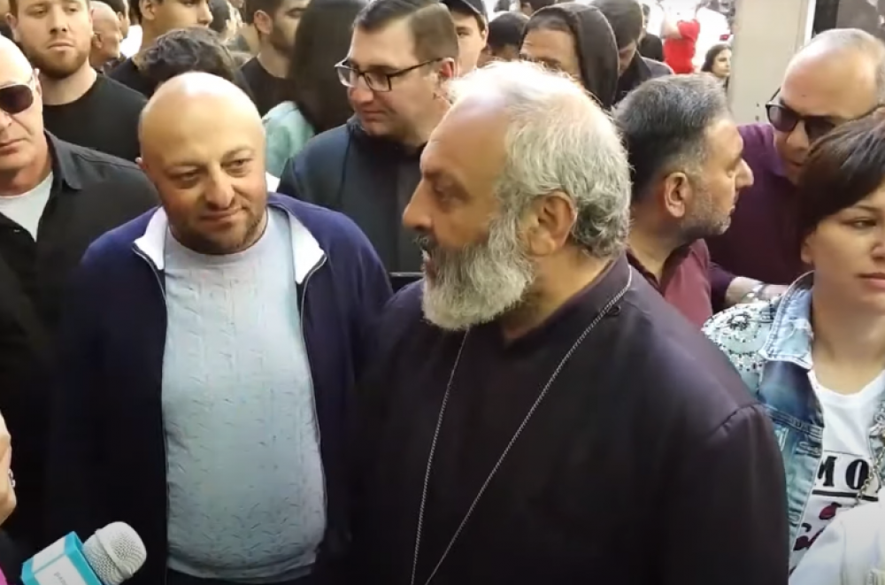 Եկել ենք Նկարիչների միություն, որ հարցնենք` Հայաստանն ունի՞ վարչապետ, թե՝ չէ. Բագրատ Սրբազան
